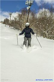 Nerys Royal skiing in the sunshine, uploaded by Mike Pow  [Niseko Moiwa Ski Resort, Niseko Town, Hokkaido]
